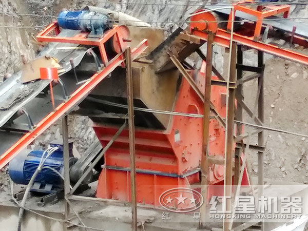 鉀長(zhǎng)石細(xì)碎機(jī)工作現(xiàn)場(chǎng)2 鉀長(zhǎng)石細(xì)碎機(jī)工作現(xiàn)場(chǎng)2