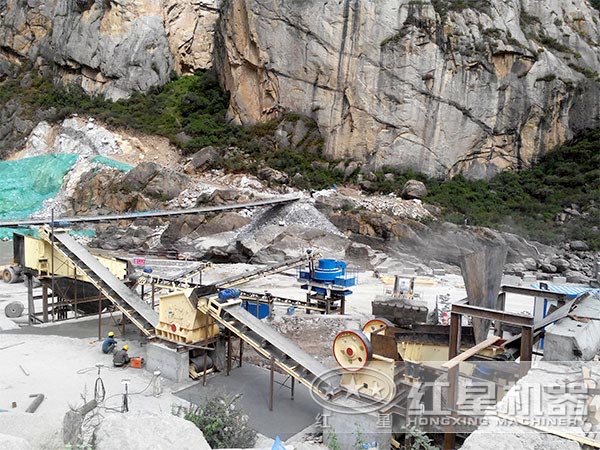 石灰石破碎生產線現場:配鄂破機+沖擊破 石灰石破碎生產線現場:配鄂破機+沖擊破