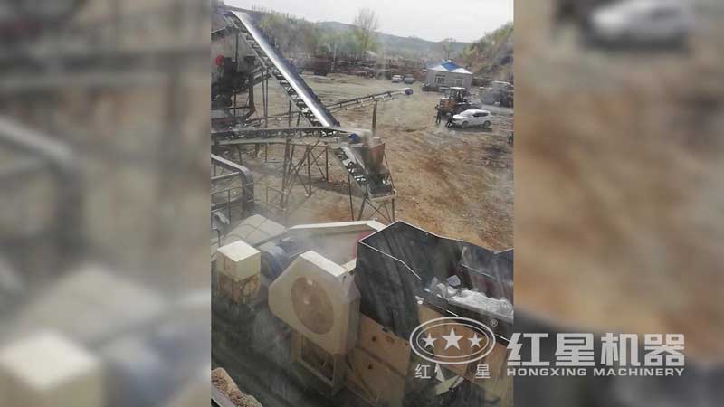 青石移動破碎站現場，出料均勻，運行平穩