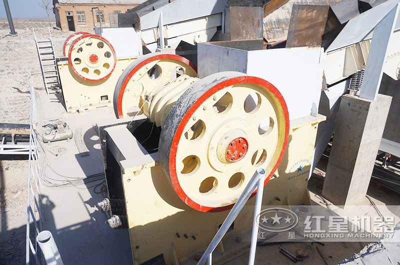 日產1000噸青石破碎生產線現(xiàn)場:顎破機進料 日產1000噸青石破碎生產線現(xiàn)場:顎破機進料