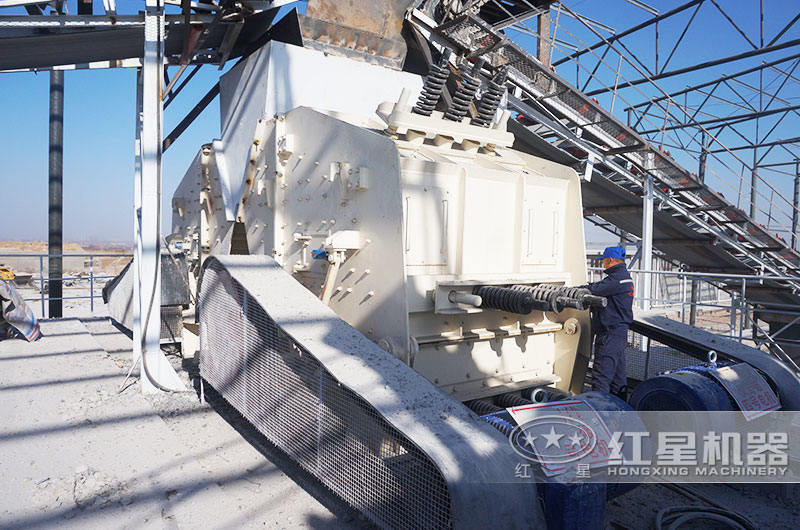 日產1000噸青石破碎生產線現(xiàn)場:反擊破 日產1000噸青石破碎生產線現(xiàn)場:反擊破