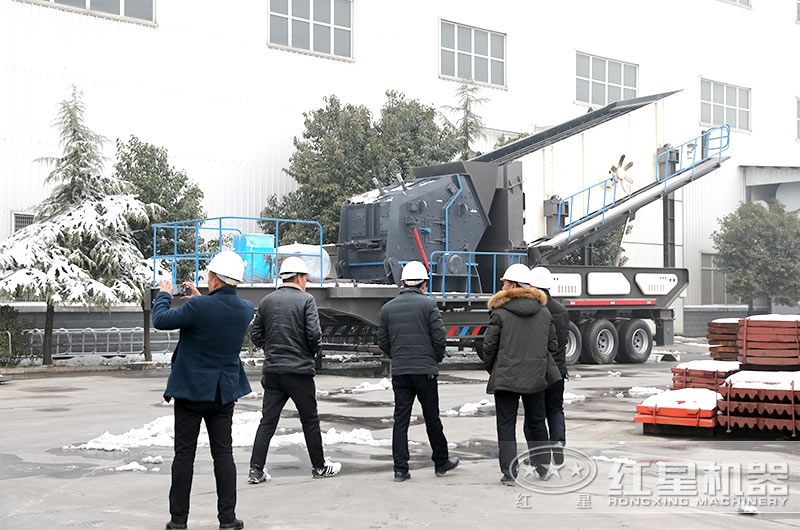 車載流動(dòng)碎石機(jī)廠家價(jià)格實(shí)惠，客戶現(xiàn)場(chǎng)參觀