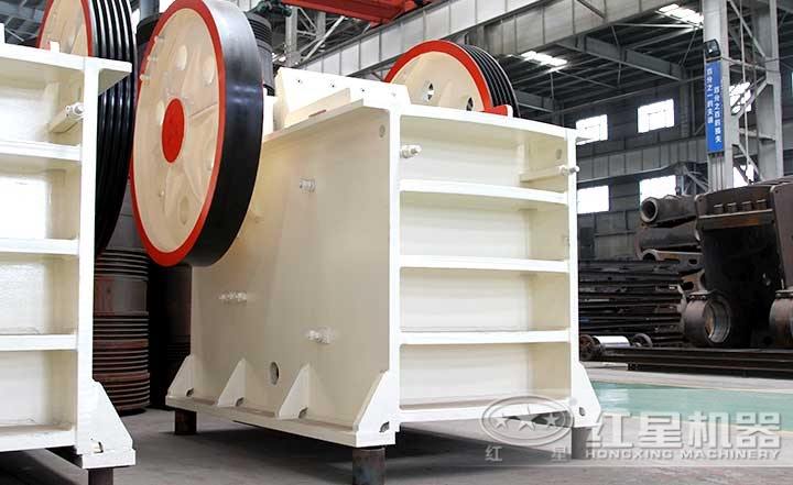 普通鄂式破碎機，性價比高，飛輪設計運行穩定