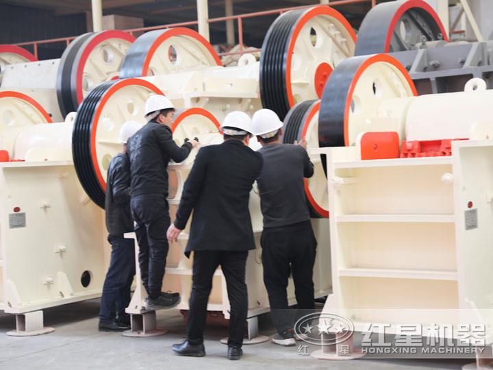 用戶到場參觀鄂式碎石頭機,查看細節 用戶到場參觀鄂式碎石頭機,查看細節