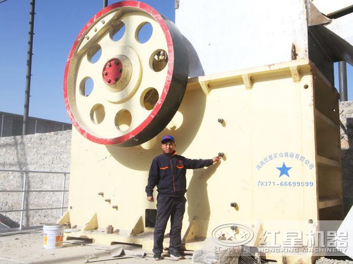 大型環保鄂式破石機生產現場，效果好，用戶評價高