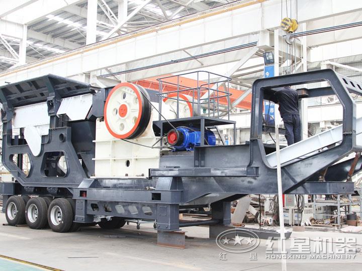小型移動(dòng)顎式破碎車集給料、破碎、傳輸為一體 小型移動(dòng)顎式破碎車集給料、破碎、傳輸為一體