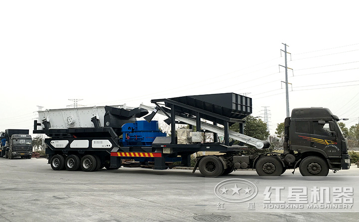 車載時(shí)產(chǎn)300噸鵝卵石移動(dòng)制沙機(jī)上路了,移動(dòng)自由更靈活