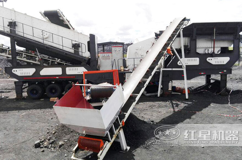 輪胎移動顎破機+輪胎移動反擊破,時產(chǎn)200噸石頭破碎生產(chǎn)線現(xiàn)場