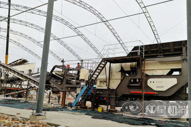 反擊破移動型礦用碎石機(jī)生產(chǎn)現(xiàn)場 反擊破移動型礦用碎石機(jī)生產(chǎn)現(xiàn)場