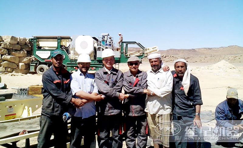 移動碎石機在沙特阿拉伯現(xiàn)場與用戶合影 移動碎石機在沙特阿拉伯現(xiàn)場與用戶合影