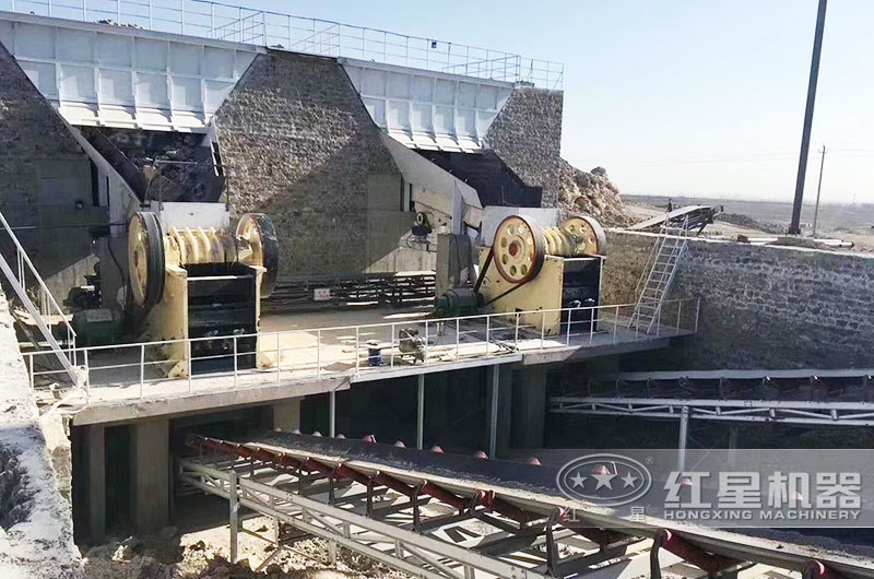 鄂式破碎機工作現(xiàn)場實拍圖 鄂式破碎機工作現(xiàn)場實拍圖