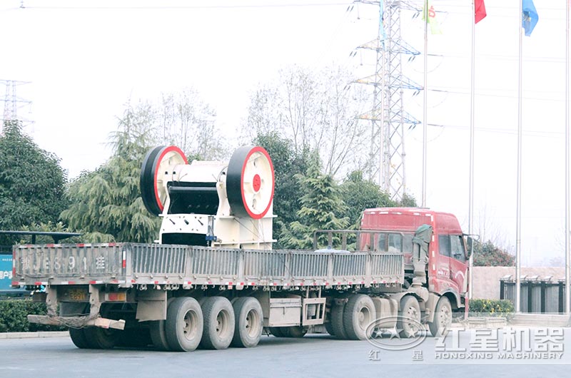 大型石料破碎機設(shè)備發(fā)貨中 大型石料破碎機設(shè)備發(fā)貨中