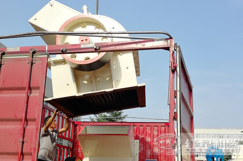 小型錘式制砂機設備裝車 小型錘式制砂機設備裝車