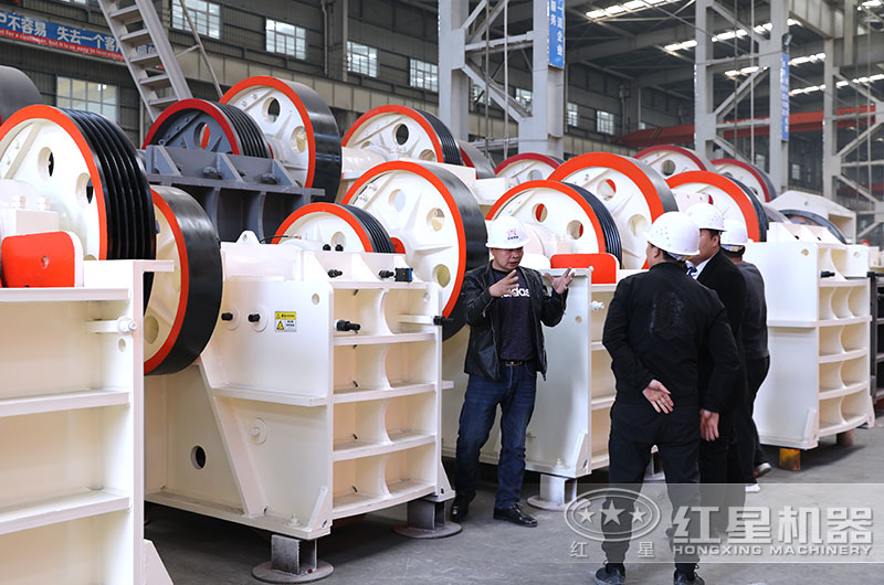 經(jīng)理陪同客戶(hù)來(lái)廠參觀