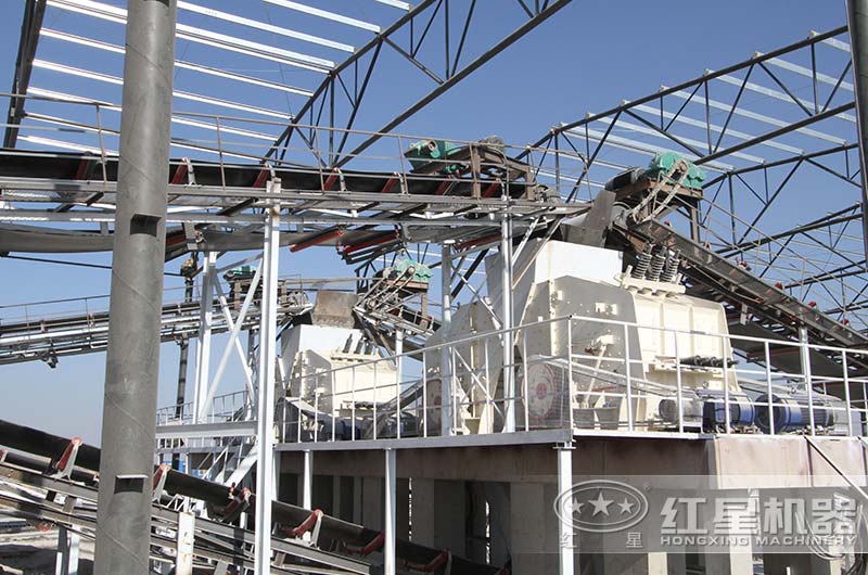 大型反擊式破碎機工作現場 大型反擊式破碎機工作現場