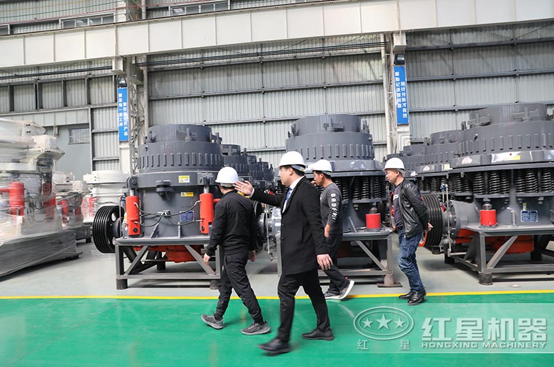 客戶來廠參觀,了解設(shè)備情況 客戶來廠參觀,了解設(shè)備情況