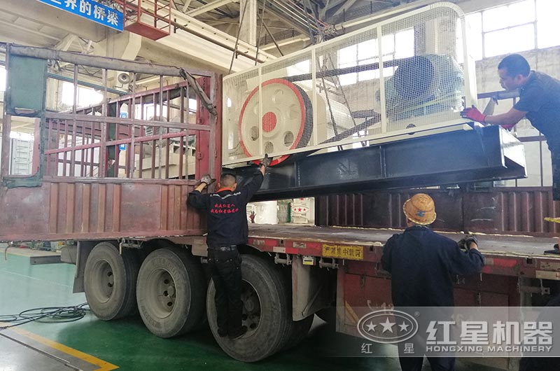 對輥制砂機(jī)裝車準(zhǔn)備發(fā)貨 對輥制砂機(jī)裝車準(zhǔn)備發(fā)貨