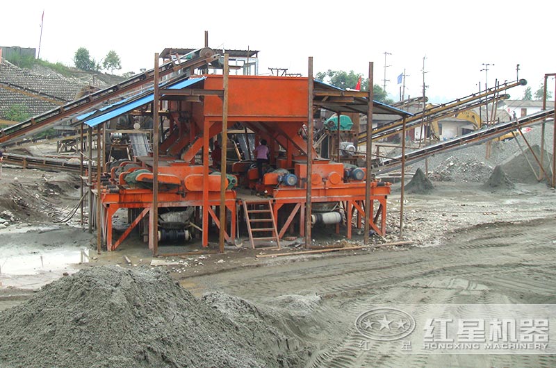 對輥式制砂機生產(chǎn)現(xiàn)場 對輥式制砂機生產(chǎn)現(xiàn)場