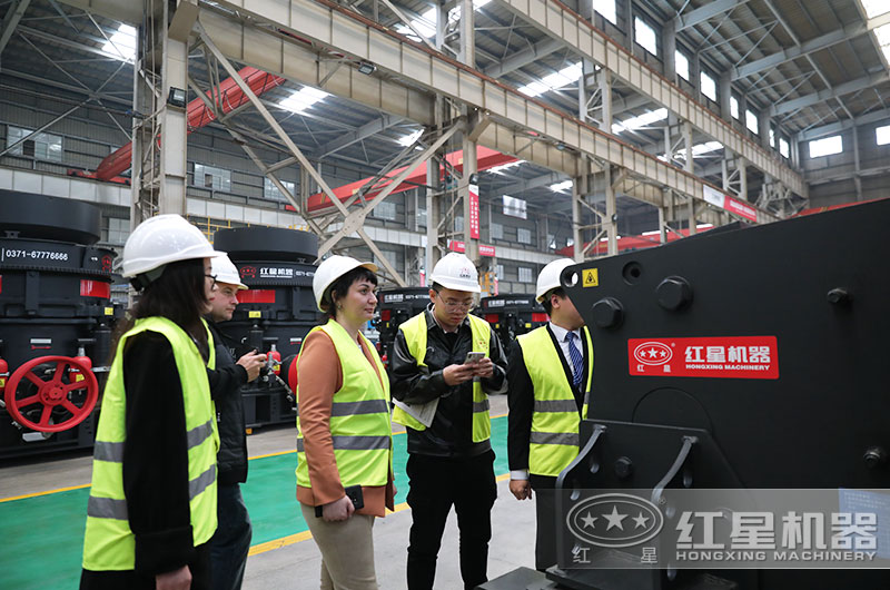 客戶來廠考察鄂破機設(shè)備 客戶來廠考察鄂破機設(shè)備