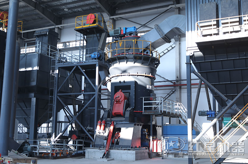 立式磨粉機(jī)現(xiàn)場(chǎng) 立式磨粉機(jī)現(xiàn)場(chǎng)