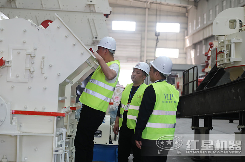 客戶來廠考察細碎制砂機設備 客戶來廠考察細碎制砂機設備