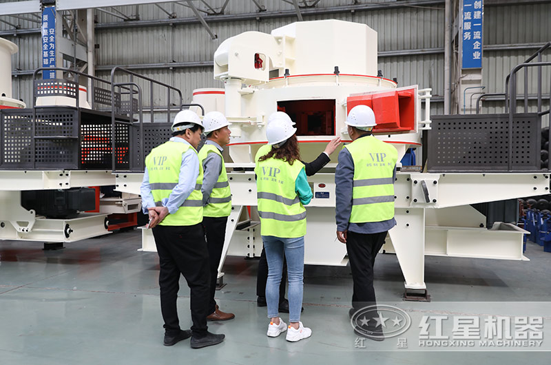 客戶來廠參觀05石子制砂機設(shè)備 客戶來廠參觀05石子制砂機設(shè)備