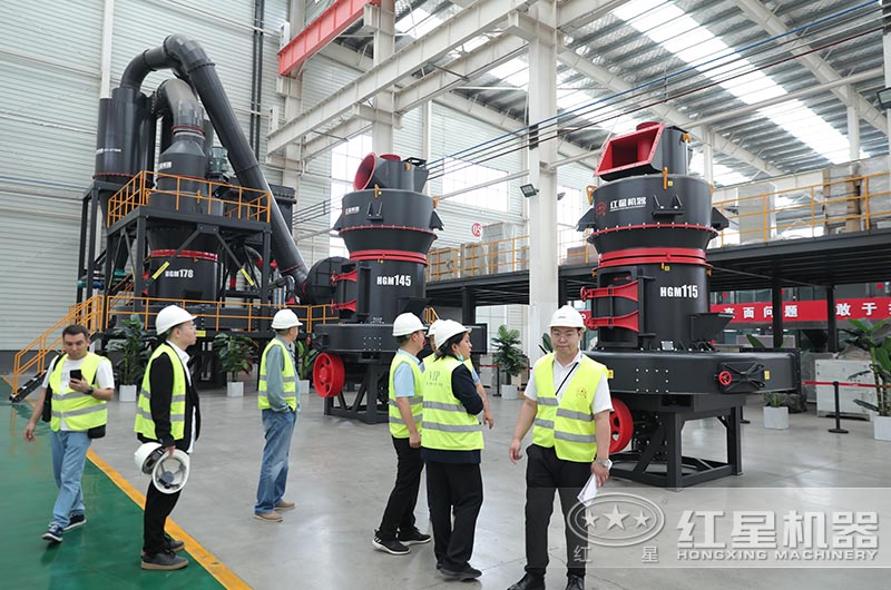 客戶來廠選購磨粉機(jī) 客戶來廠選購磨粉機(jī)