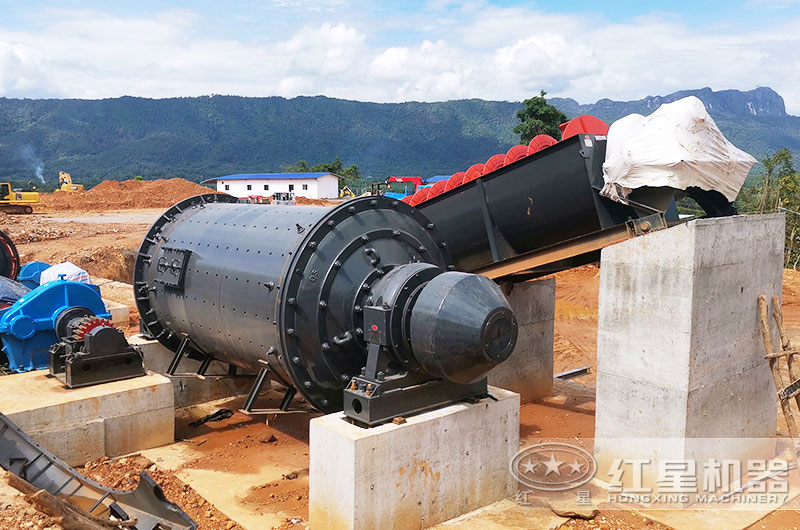 大型球磨機(jī)工作現(xiàn)場圖片