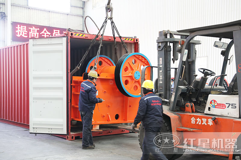 顎式破碎機裝車發(fā)貨現(xiàn)場 顎式破碎機裝車發(fā)貨現(xiàn)場