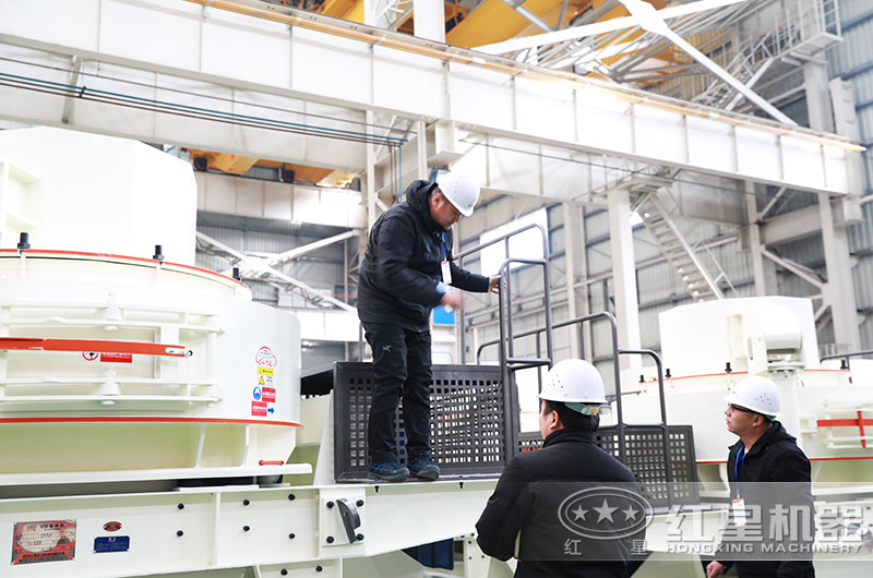 客戶來廠考察沖擊碎石制砂機 客戶來廠考察沖擊碎石制砂機