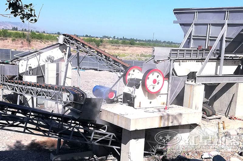 火山巖碎石加工現(xiàn)場 火山巖碎石加工現(xiàn)場