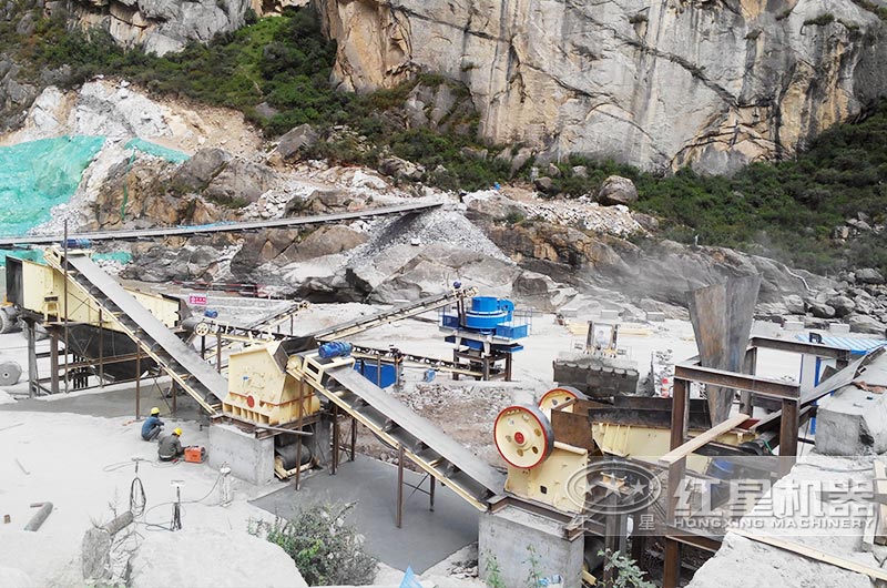 玄武巖破碎加工現(xiàn)場 玄武巖破碎加工現(xiàn)場